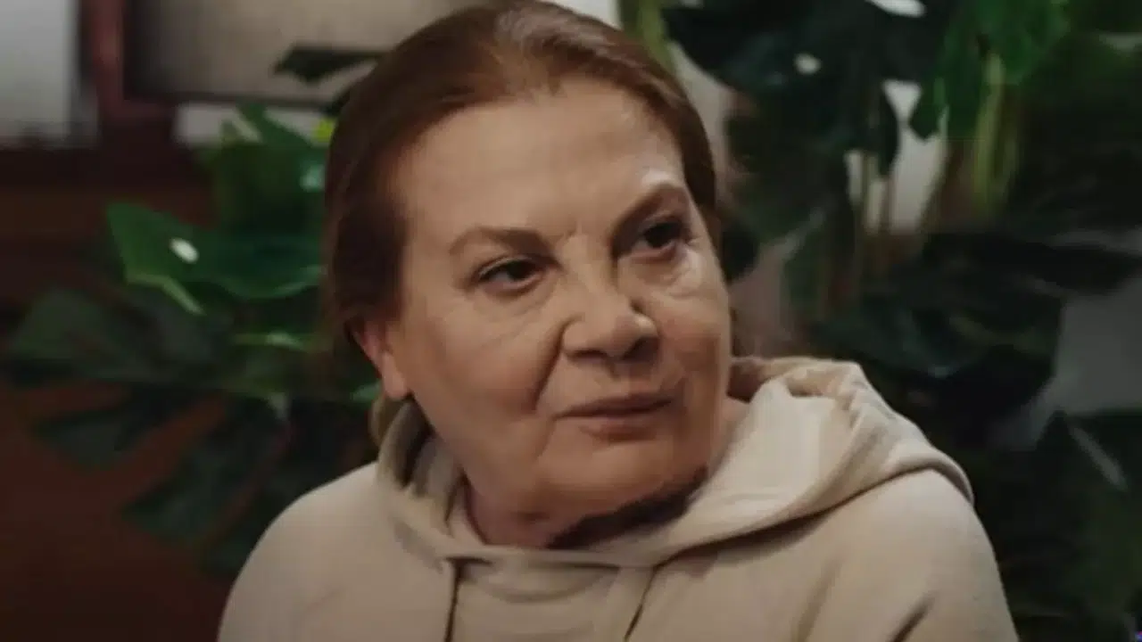 SÖNMEZ KARAKTERİNİ OYNAYAN ALİYE UZUNATAĞAN KİMDİR! Kaç yaşında, nereli ve hangi dizilerde rol aldı?