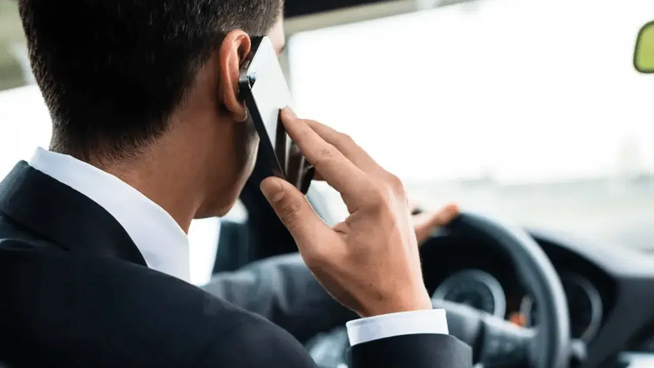 DİREKSİYON BAŞINDA TELEFON KULLANMANIN CEZASI 2026'DA NE KADAR OLDU! Kaç TL, cezası var, ehliyete el konulur mu?