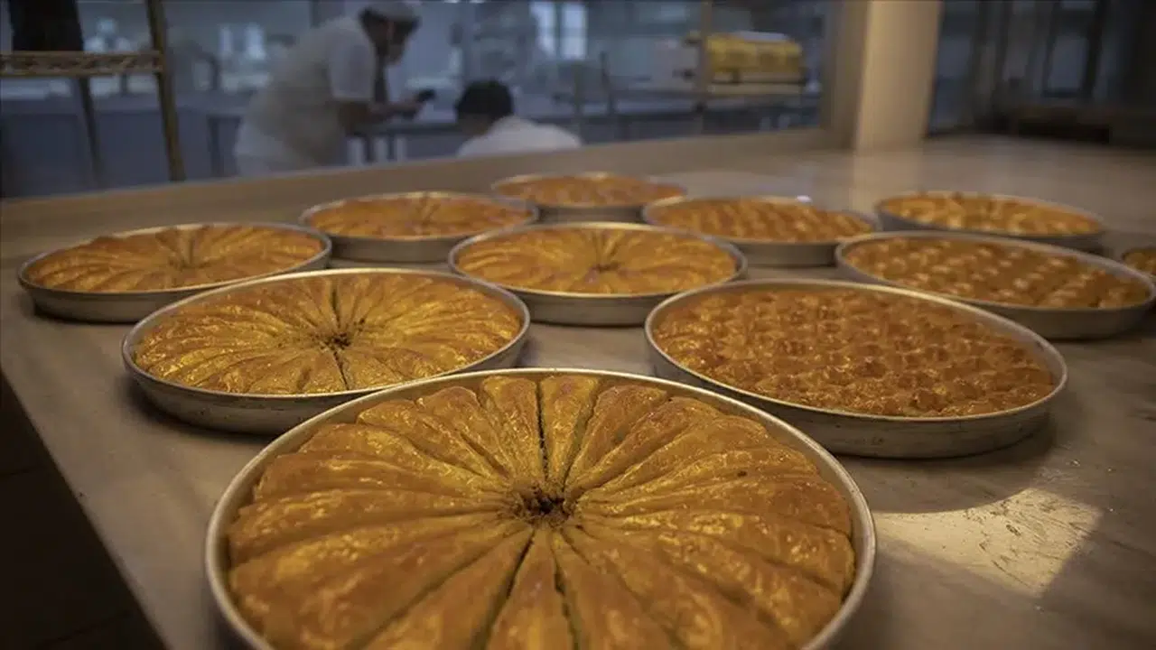 BAKLAVANIN ŞERBETİ NE ZAMAN DÖKÜLÜR! Şerbet kaç dakika kaynar, kıvamı nasıl anlaşılır?