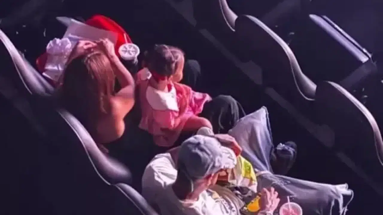 Neymar Sinemada Telefonla Kumar Oynarken Görüntülendi!