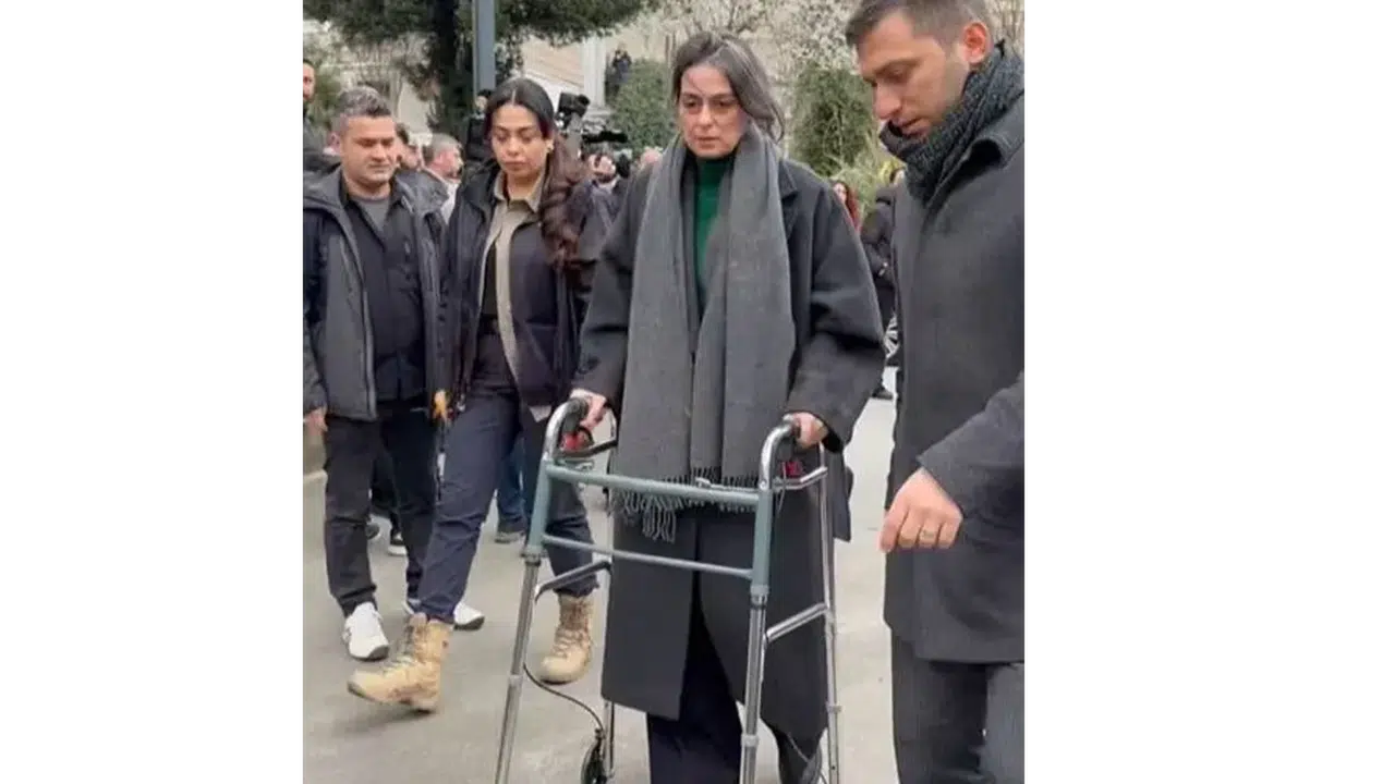 SİNEM DEDETAŞ HASTALIĞI NE, SAĞLIK DURUMU NASIL! Neden yürüyemiyor, ayağı mı kırıldı?