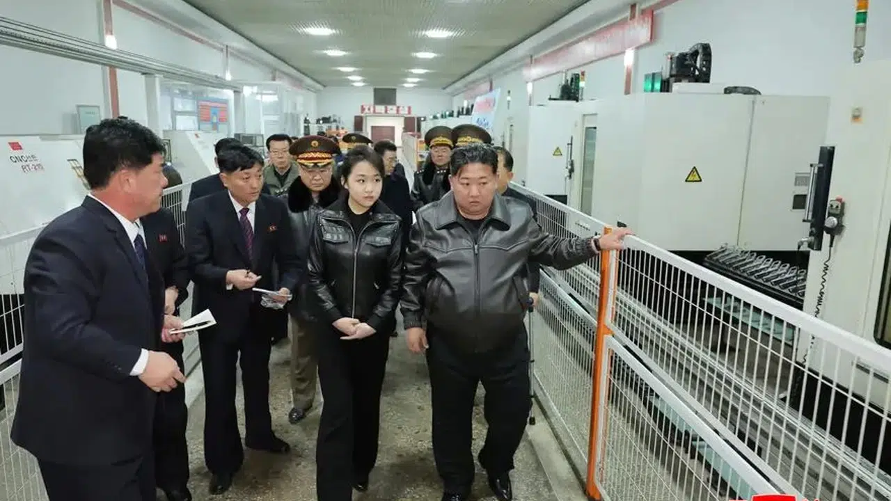 Kim Jong Un ve Genç Veliaht Kim Ju Ae, Askerî Üretim ve Tatbikata Katıldı