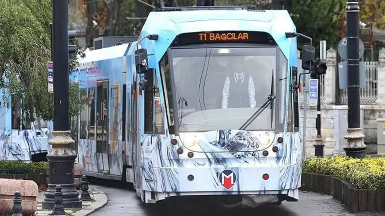 Kabataş - Bağcılar T1 Hattında arıza paniği: Duraklar hınca hınç doldu!