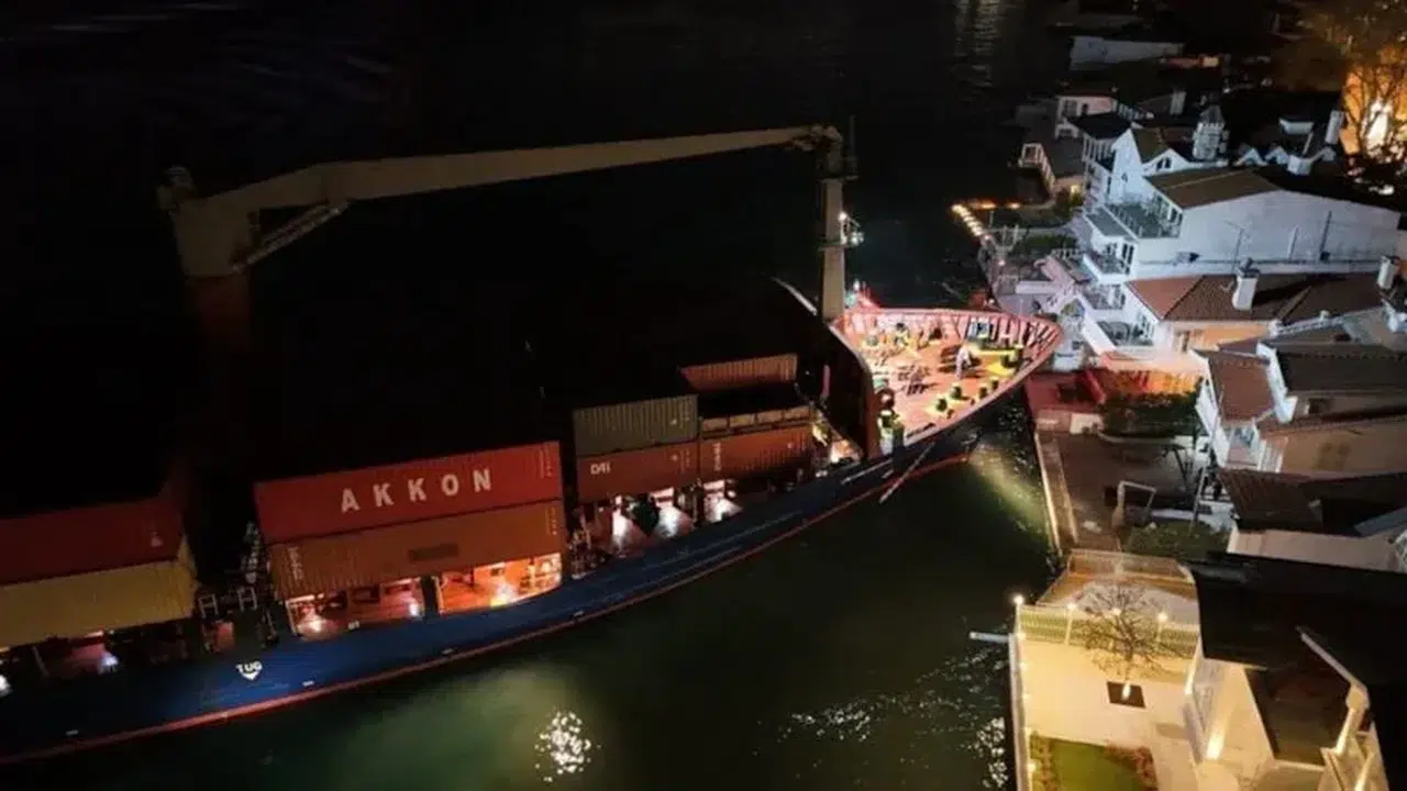 İstanbul Boğazı'nda kabus dakikaları: Dev gemi yalılara metreler kala durabildi!