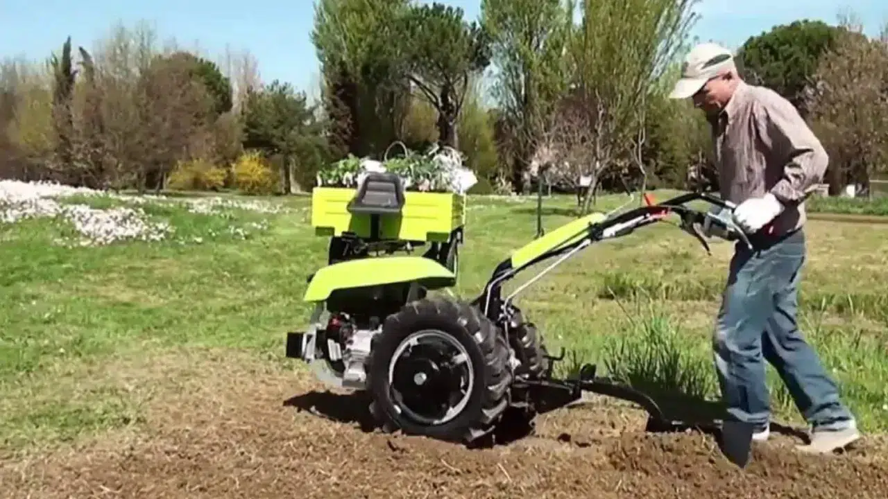 67 yaşındaki çiftçinin bahçe işleri felaketle bitti: Bacaklarını çapa makinesine kaptırdı!