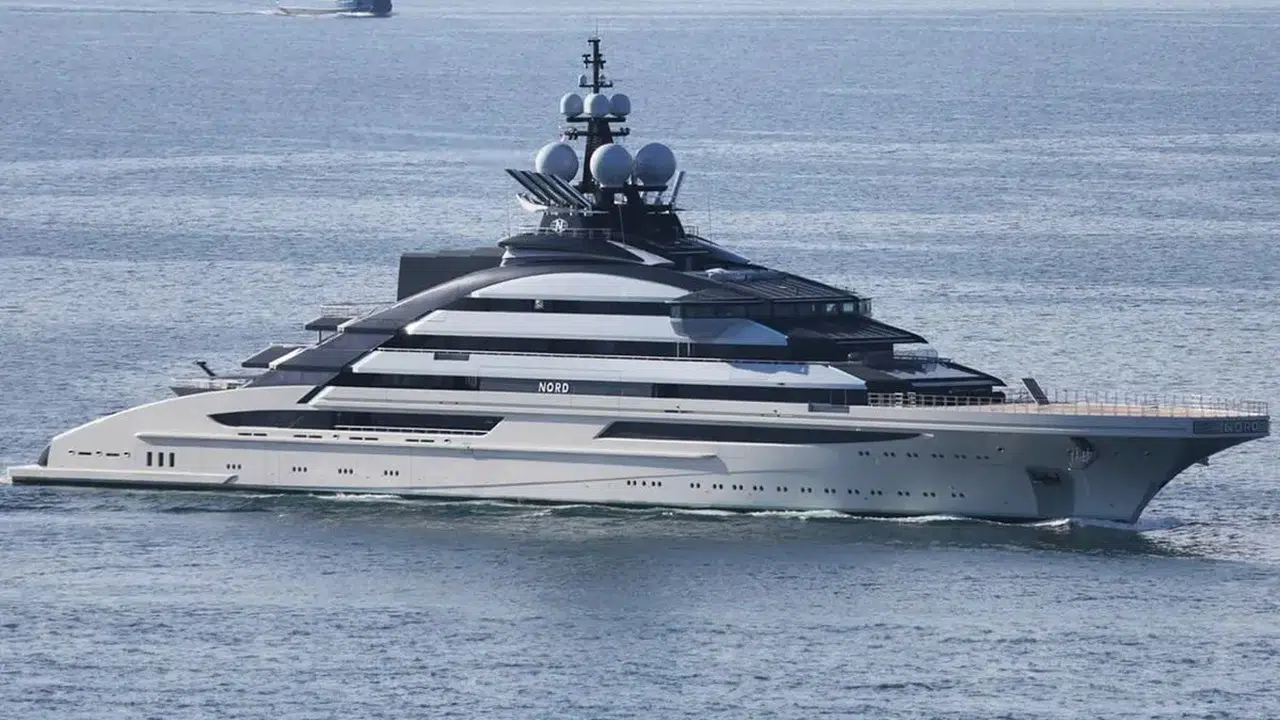 Ambargo delen lüks: Yaptırımlı milyarderin süper yatına İran kalkanı!