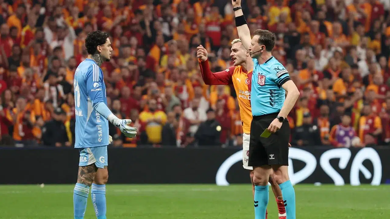 Ederson neden kırmızı kart gördü, hakeme ne dedi, küfür mü etti? Sambacıdan tartışma yaratan hareketler