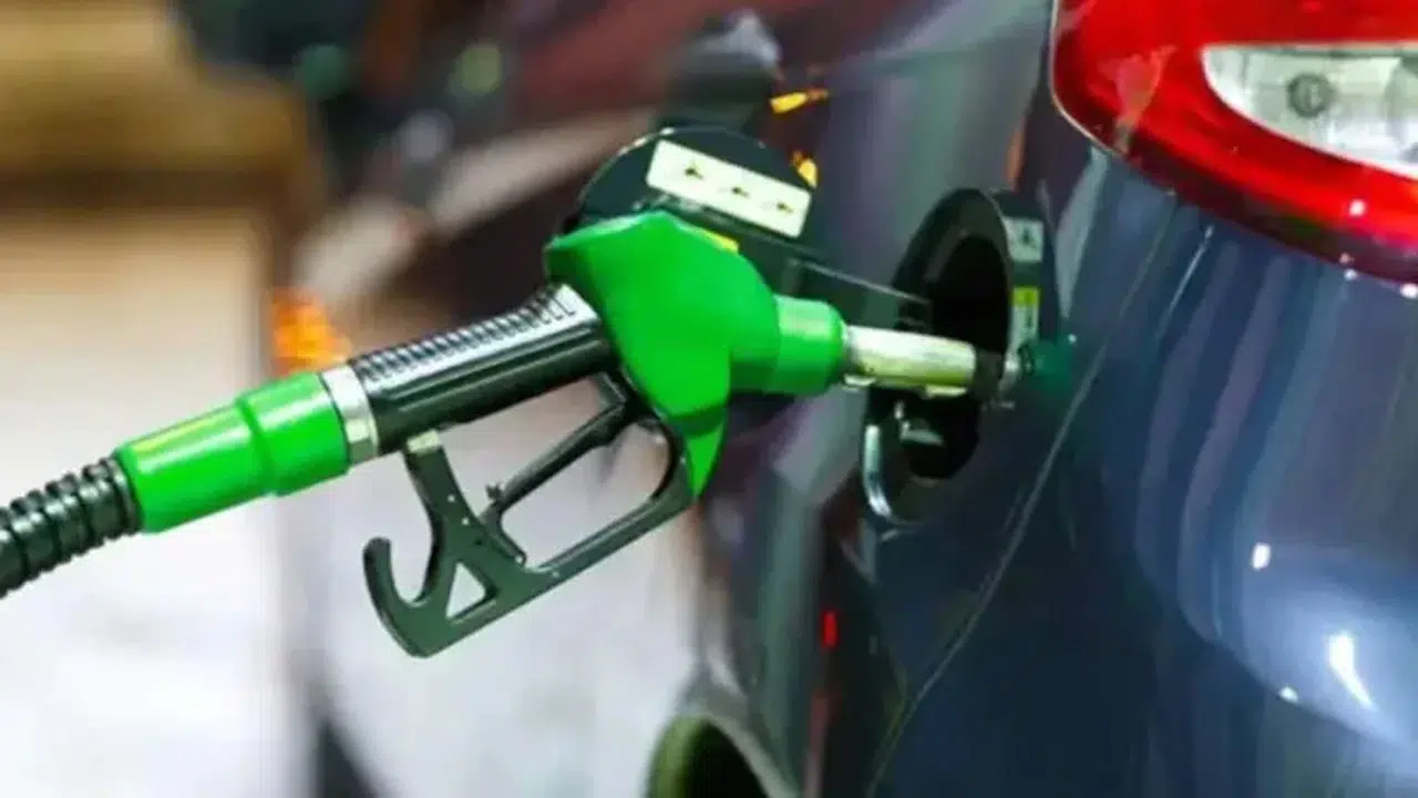 Sürücülere müjde: Akaryakıtta indirim fırtınası başladı! Depolar bu kez ucuza dolacak