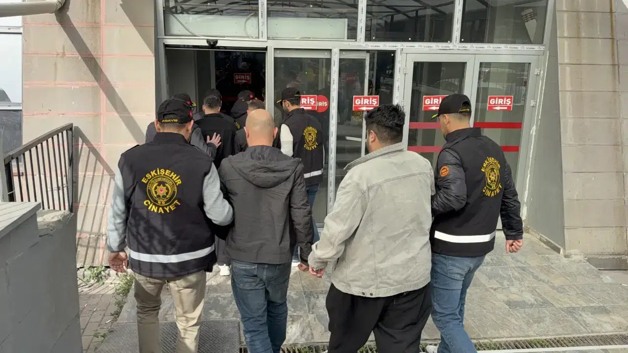 Eskişehir'de bıçaklar çekildi, ortalık karıştı: Cinayet bürodan kaçış yok!