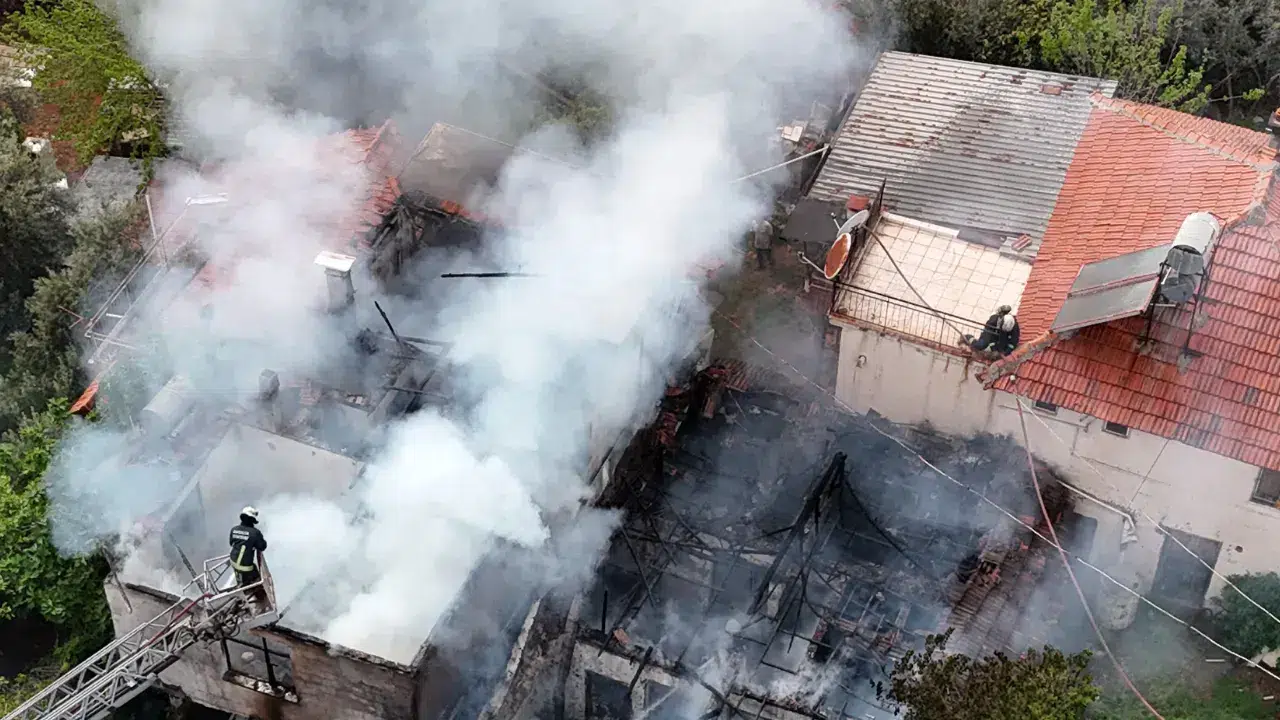 Antalya'da can pazarı: Gecekonduda çıkan yangında iki küçük kızı komşuları ölümden çekip aldı!