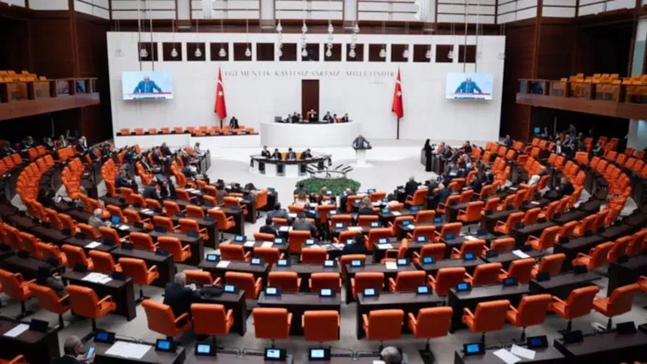 Babalık izni uzatılıyor! TBMM'den işçi ve memura yeni izin müjdesi: Tam 10 gün...