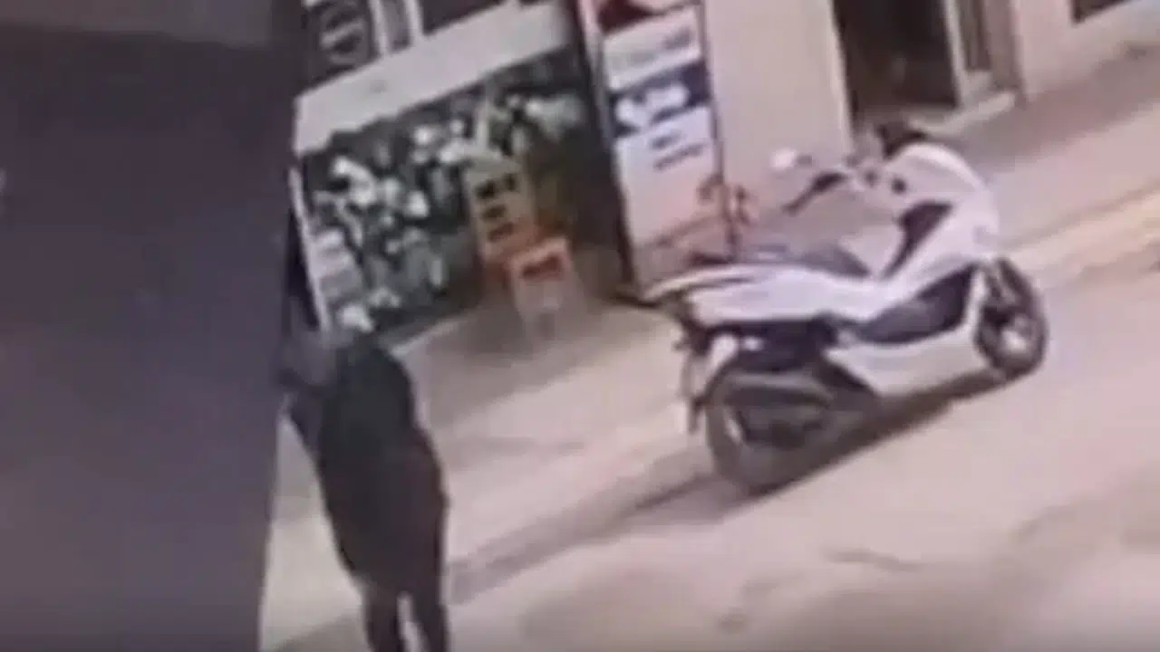 Bıçaklı saldırıya sandalyeli siper! Adana'da şoke eden anlar kameralara böyle yansıdı...