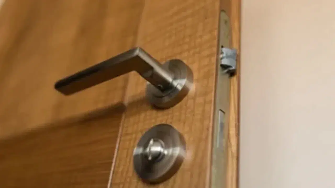 Evdeki sinir bozucu 'tıkırtıya' son: İşte kapıları sabitleyen mucize yöntem!