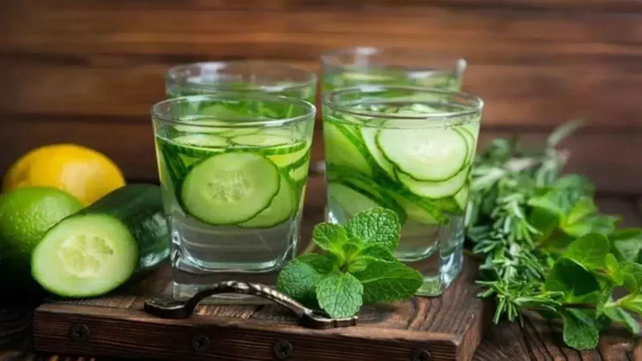 Ananas mı maydanoz mu? Şişkinliği saniyeler içinde yok eden 4 besin açıklandı