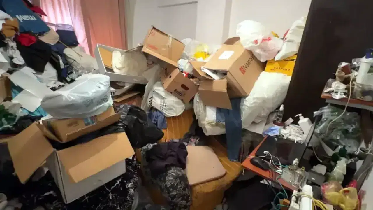 Avcılar'da 'çöp ev' savaşı: Farelerin istila ettiği binada polisli müdahale!