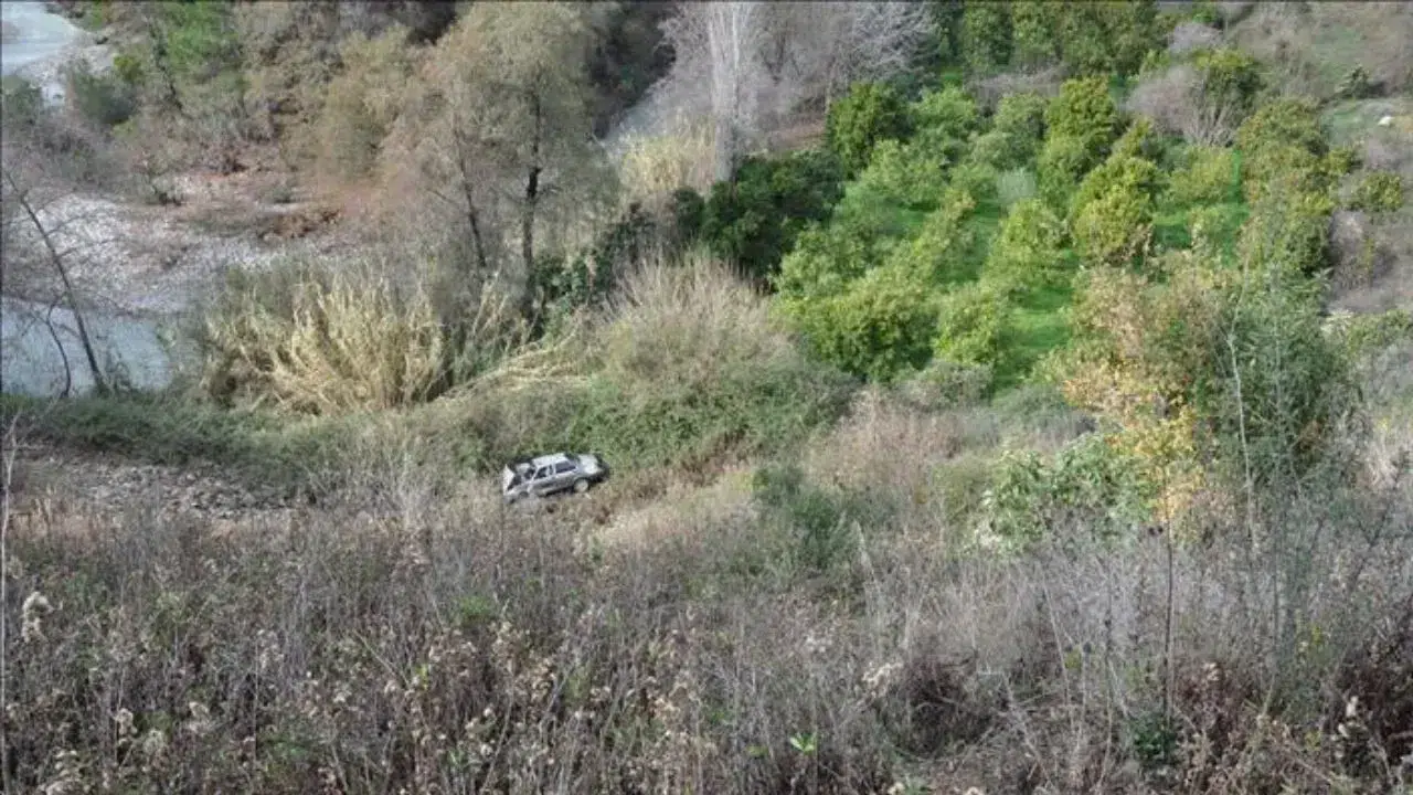 Tavşanlı'da el freni çekilmeyen otomobil uçuruma yuvarlandı