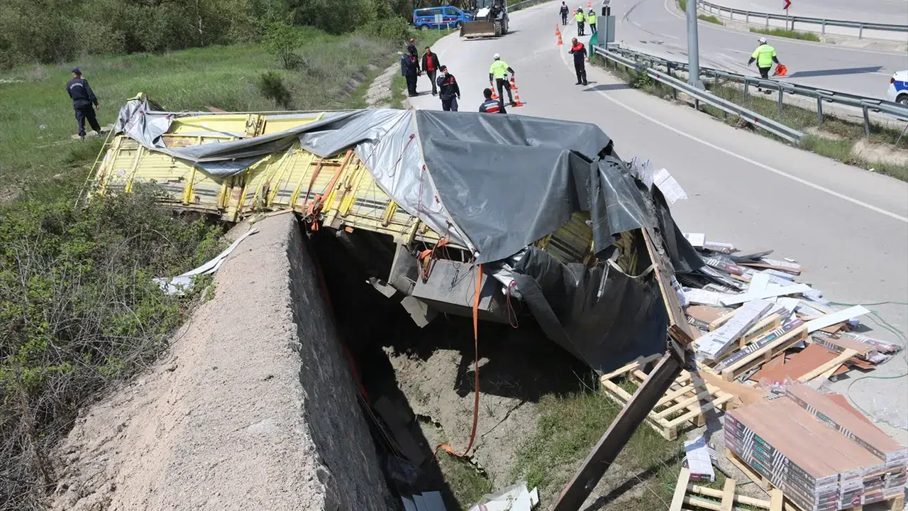 Kontrolden çıkan kamyon dehşet saçtı! Bariyerleri biçti, devrildi