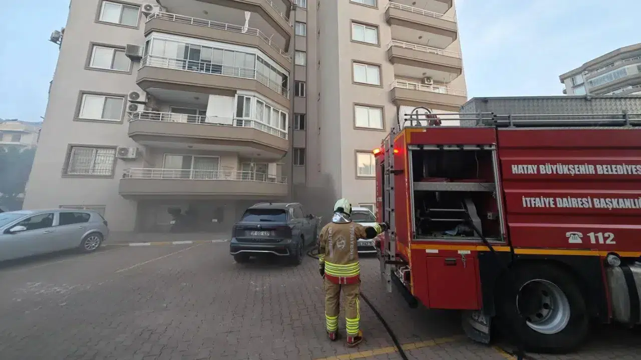 İskenderun'da korkutan bina yangını itfaiye ekiplerince söndürüldü!