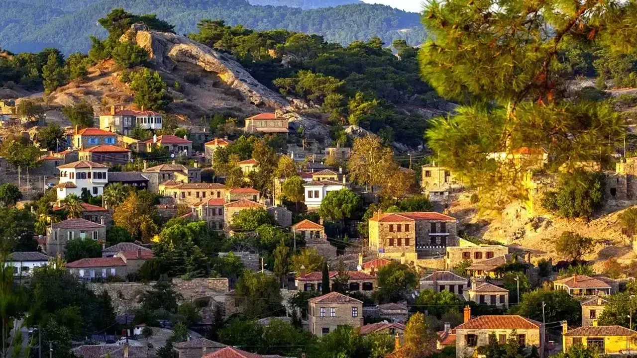 Adatepe köyü nerede, nasıl gidilir, gezilecek yerleri nereler, neler yapılır, mimari özellikleri ne, önemi ne?