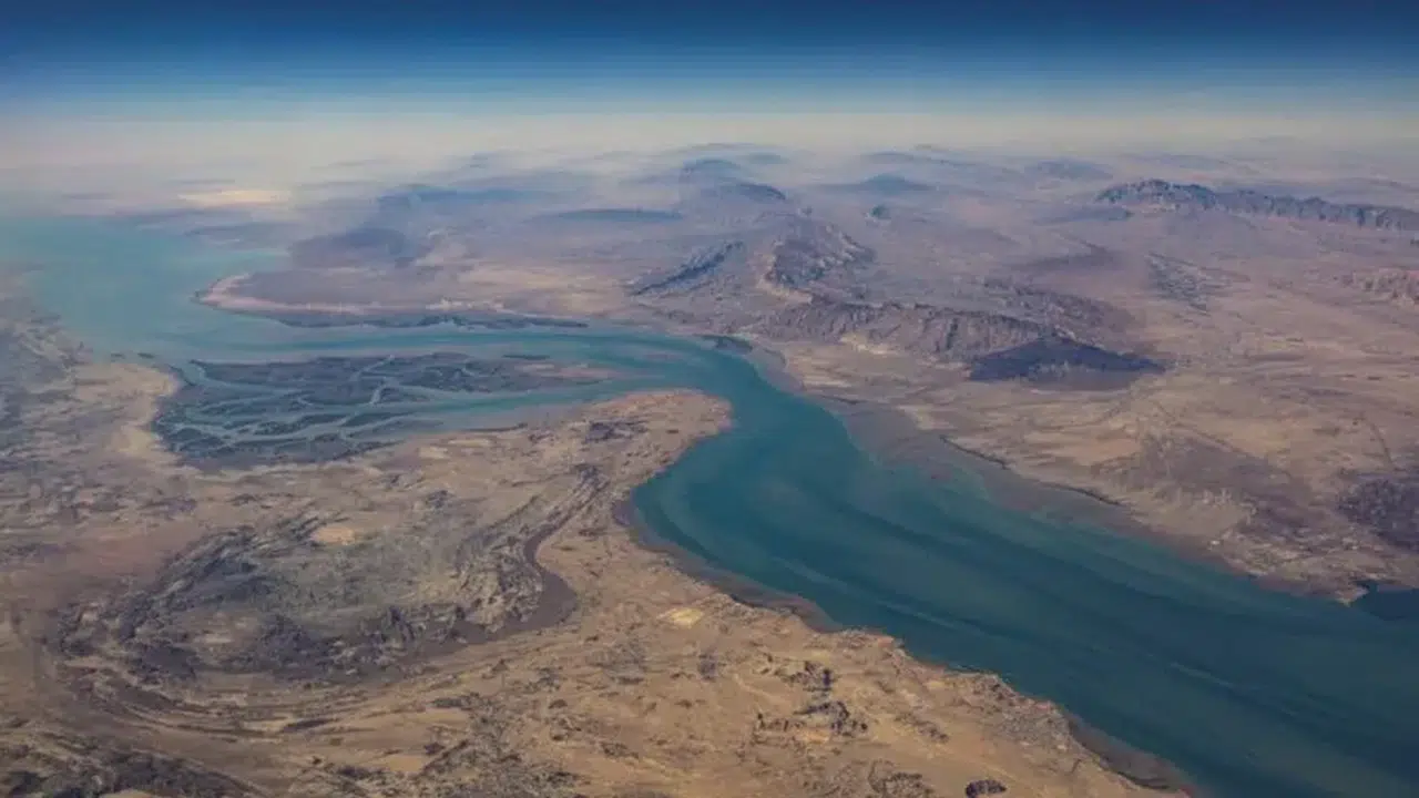 Dünya nefesini tuttu: Hürmüz Boğazı’nda sivil trafik durdu, savaş kapıda mı?