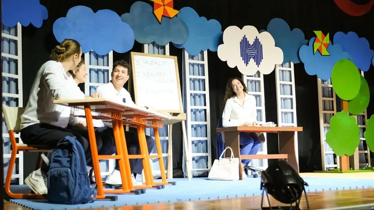 Halkbank Çocuk Tiyatrosu 19 şehirde binlerce çocukla buluşuyor