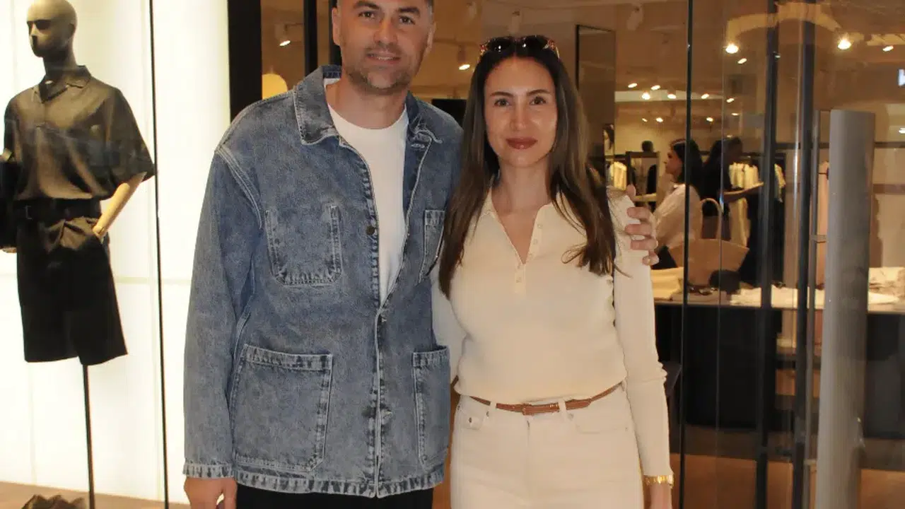 Burak Yılmaz ve eşi İstem Yılmaz'ın el ele alışveriş keyfi