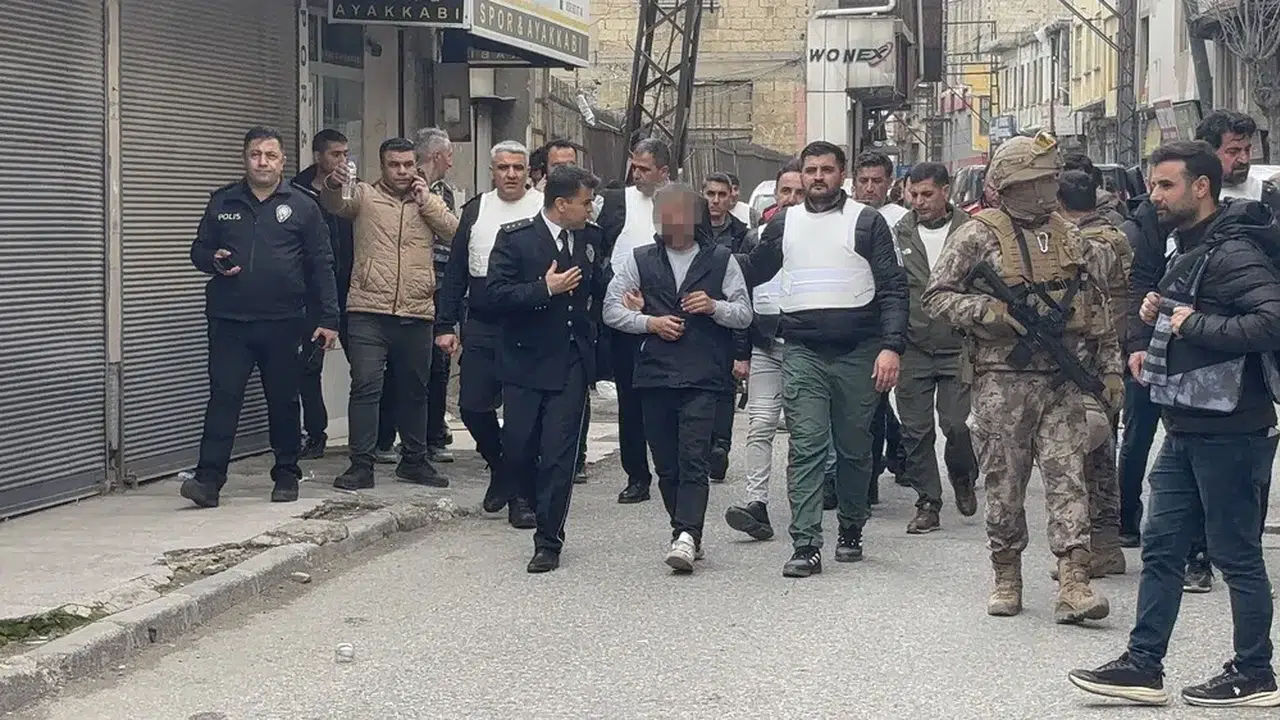 5 kişiyi rehin alan suç makinesi, psikolog desteğiyle ikna edildi!