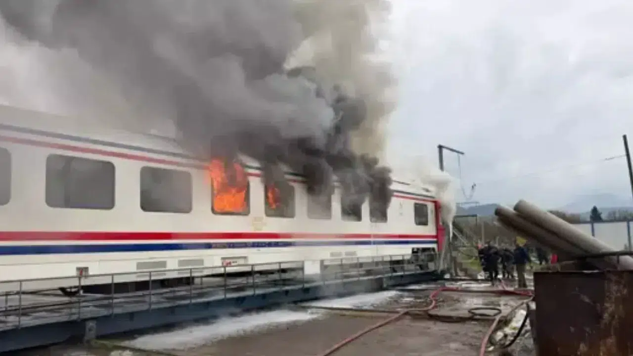 Pamukova'da korku dolu anlar: Klima sistemi patladı, vagon alevlere teslim oldu!