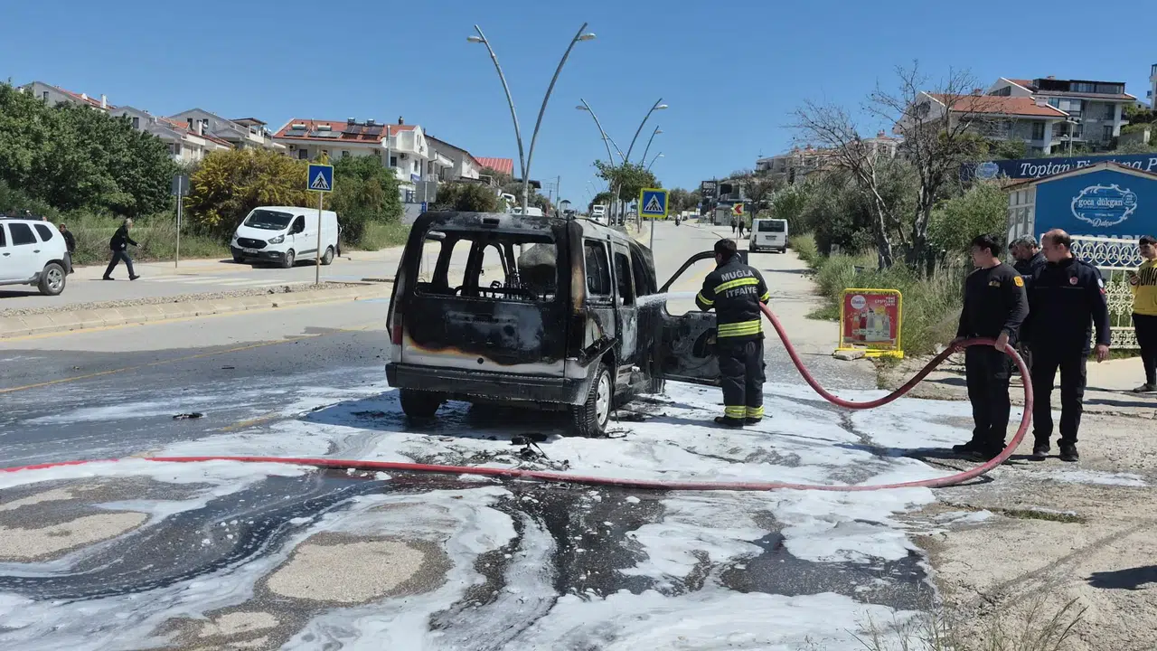 Datça'da korku dolu dakikalar: Ticari araç alev topuna döndü!