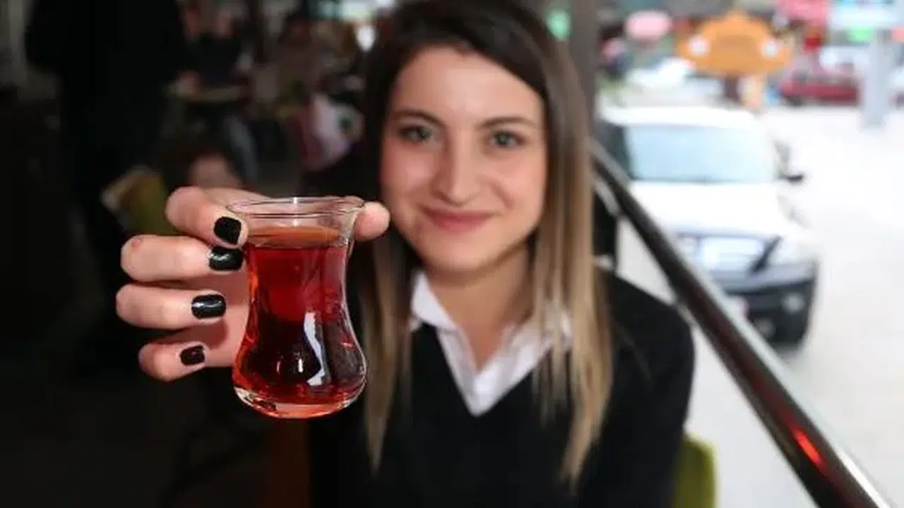 Fazla çay içmenin zararları neler, vücudu nasıl etkiler, hangi hastalıklara sebep olur, günde kaç bardak çay içmeli?