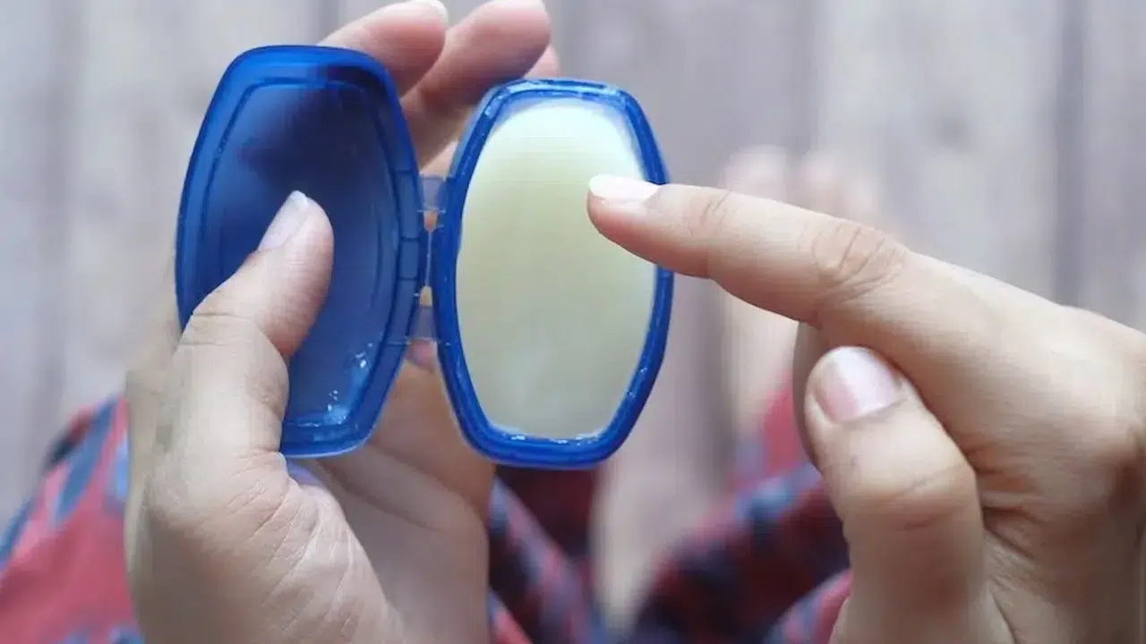 Vazelin yüze sürülür mü, tüylenme yapar mı, kuru ve hassas ciltler için vazelinin faydaları nelerdir?