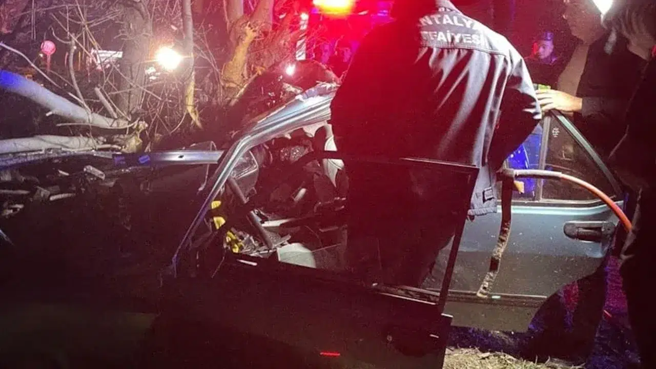 Antalya'da Gece Yarısı Katliam Gibi Kaza: 3 Ölü, 1 Ağır Yaralı!