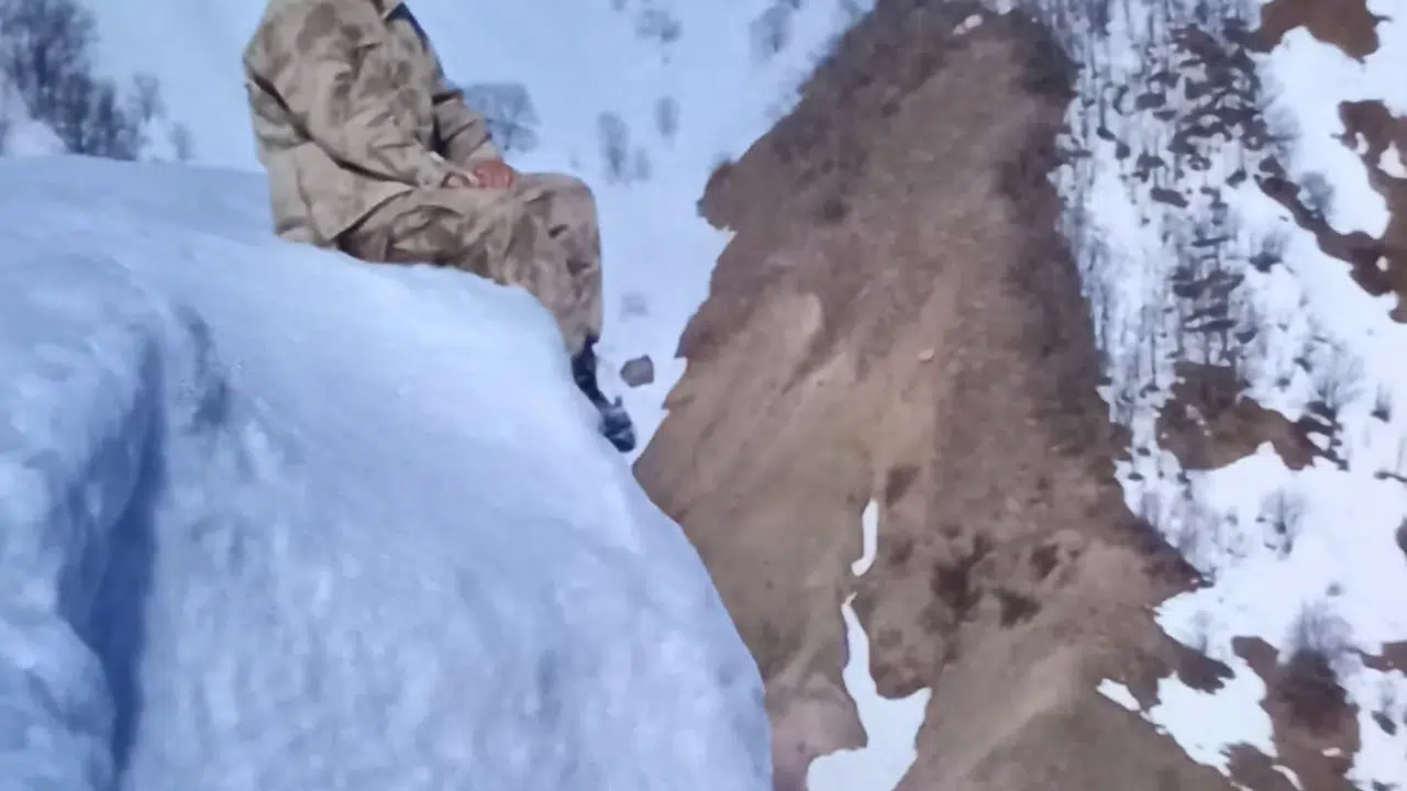 Oturduğu buz eceli oldu! Metrelerce yükseklikten aşağı düştü