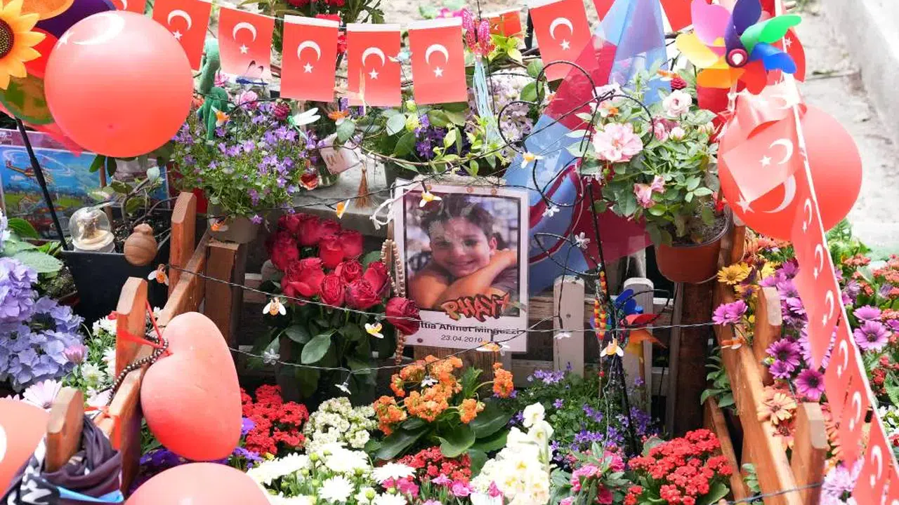 Yaşasaydı 16 olacaktı: Mattia Ahmet Minguzzi’nin kabri çiçeklerle donatıldı