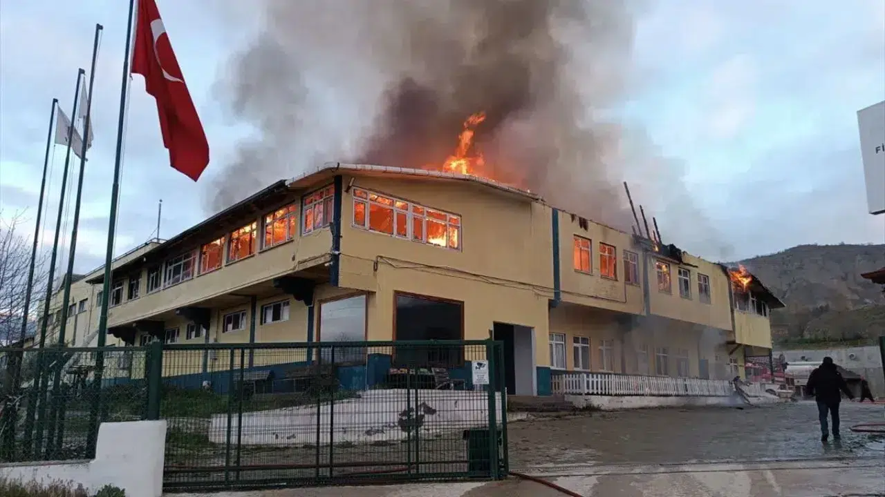 Tosya'da korkutan yangın: Tekstil ve Filtre fabrikası yandı! O anlar kamerada...