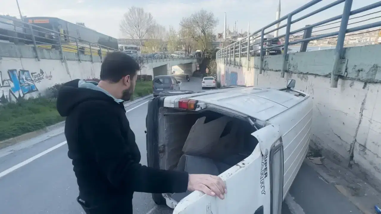 Beyoğlu'nda kontrolü kaybeden hafif ticari araç kaldırıma çarparak devrildi!