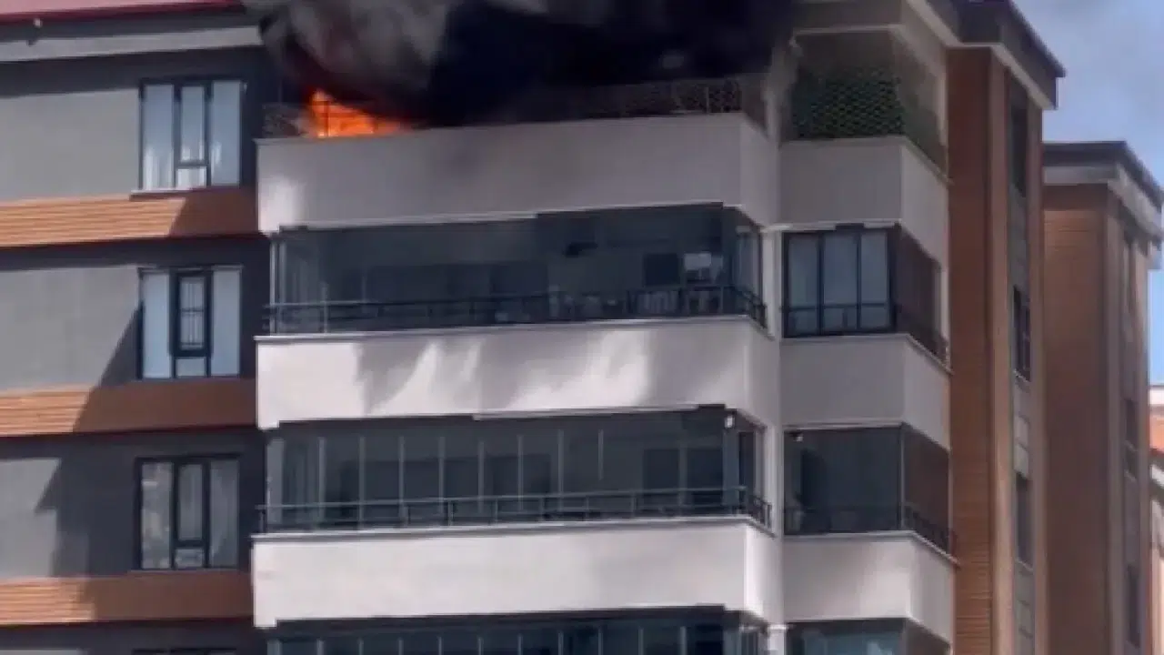 Gaziantep'te 8 katlı binanın balkonunda çıkan yangın söndürüldü!