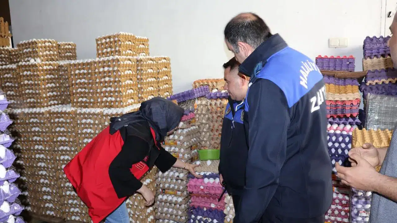 Depodan yayılan koku ekipleri bile şaşırttı: Binlerce koli yumurtaya el konuldu!