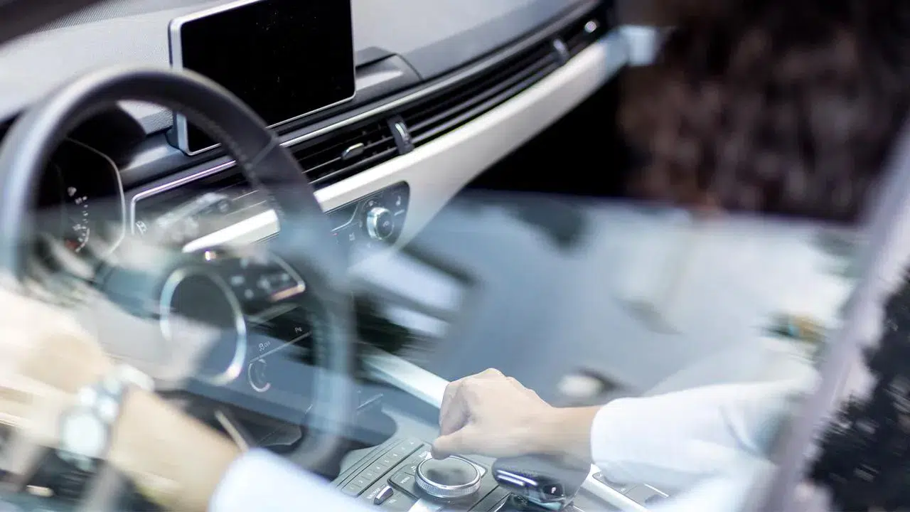 Direksiyonda Ekran Devri Kapanıyor: Yasaklı Cihazlar Tek Tek Belirlendi!