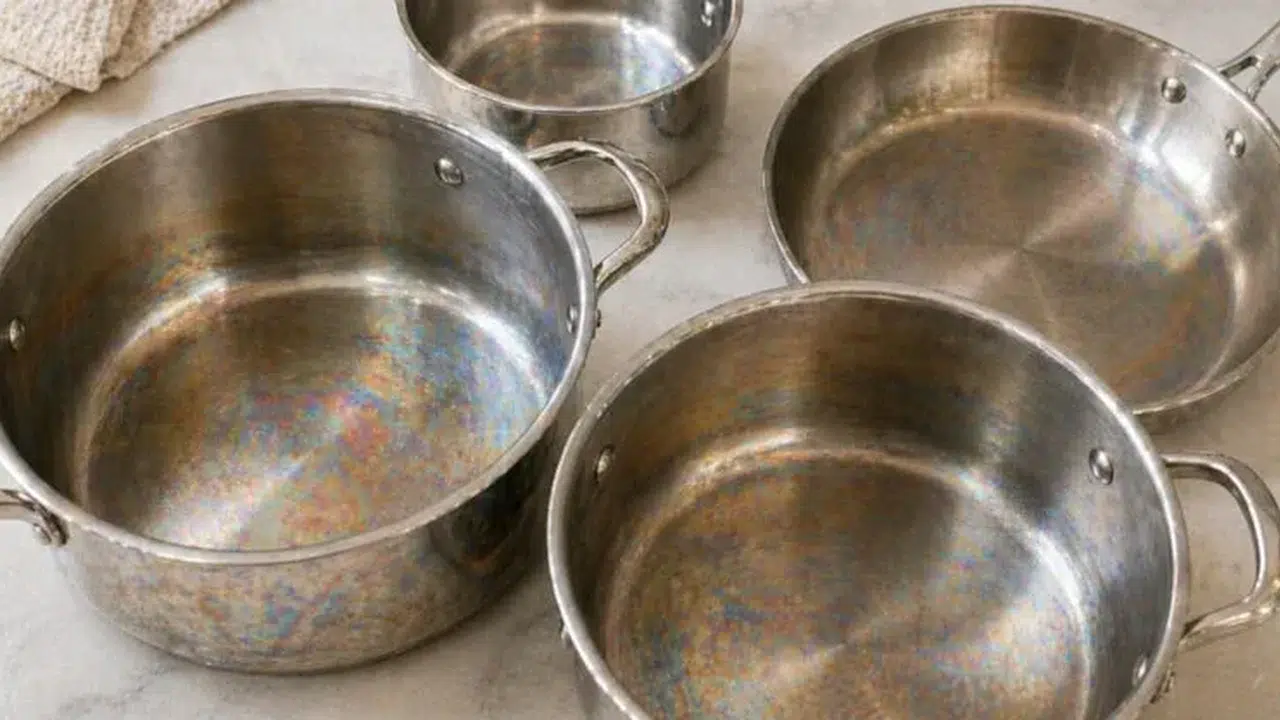Tencerenin dibindeki gökkuşağı tehlikeli mi? Çelik mutfak eşyalarındaki o gizemli lekelerin sırrı