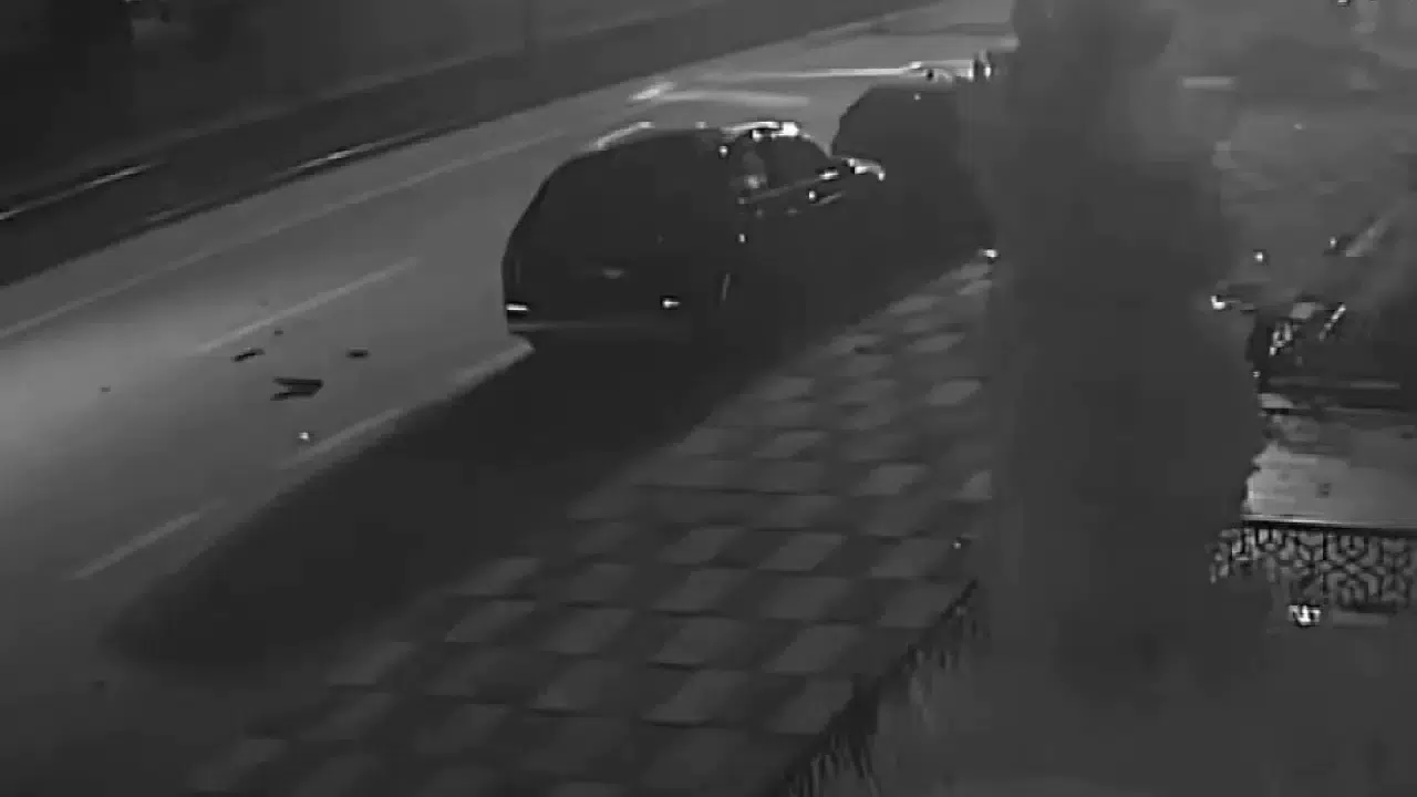 Gaziantep’te cadde üzerinde yarış yapan araç park halindeki araçlara çarptı!