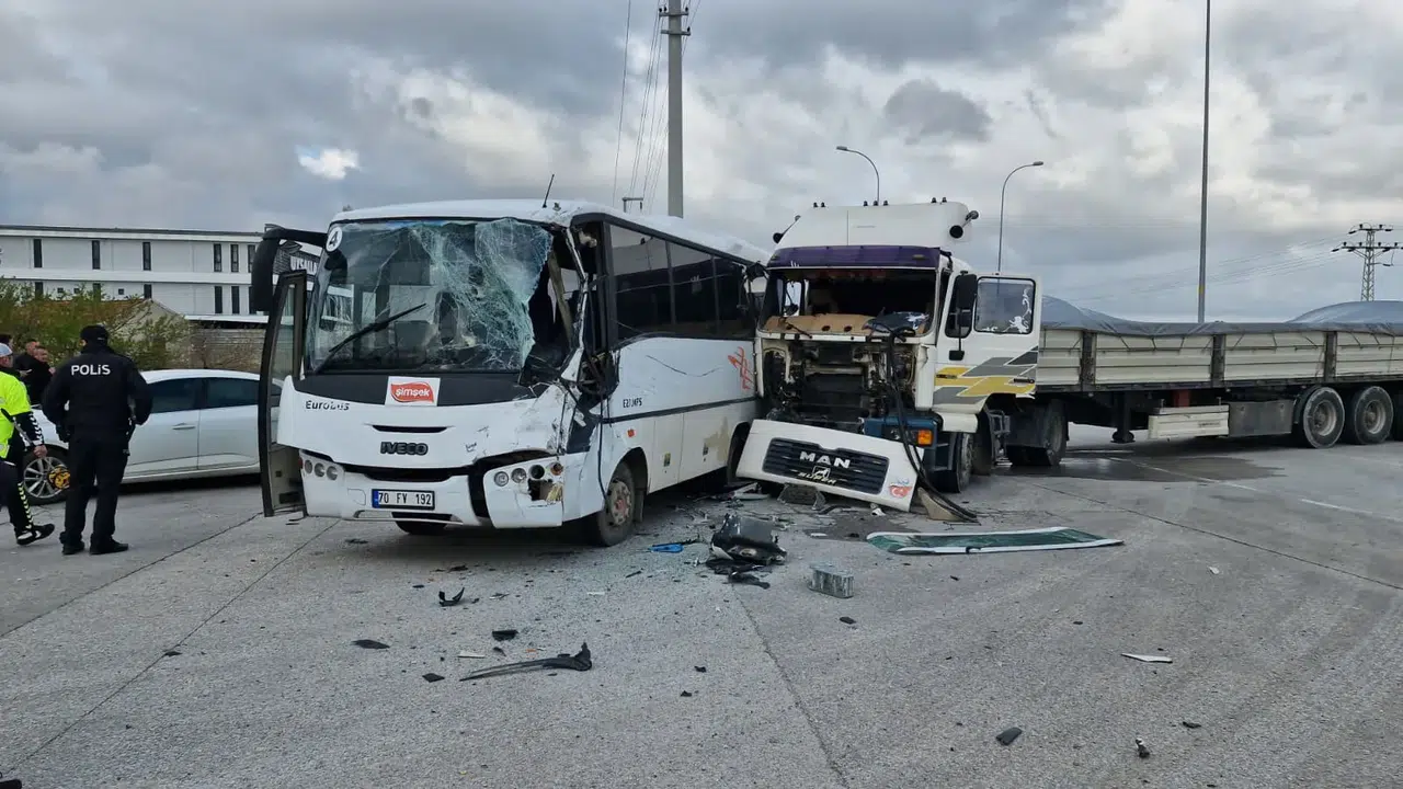 Karaman'da can pazarı: İşçi servisi demir yüklü tırla çarpıştı, 12 yaralı...