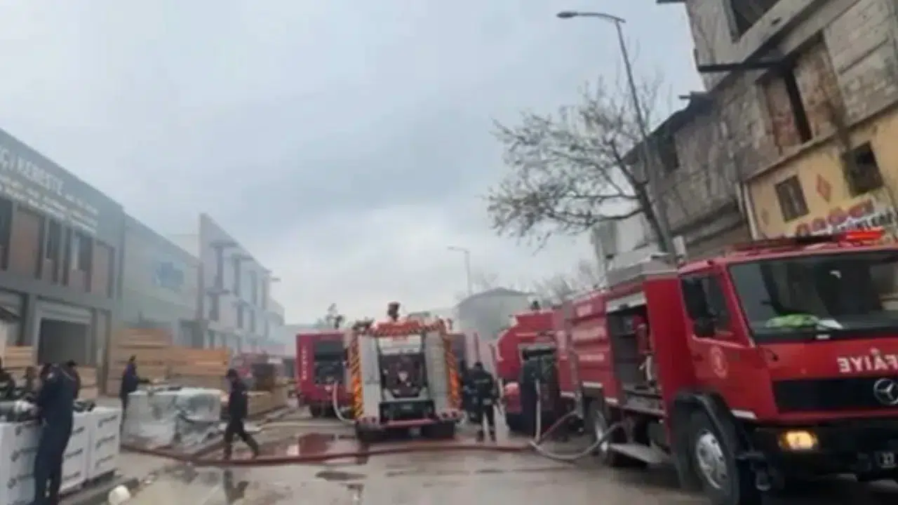 Korkutan yangın kontrol altına alındı! Şehitkamil’de kereste imalathanesi kül oldu