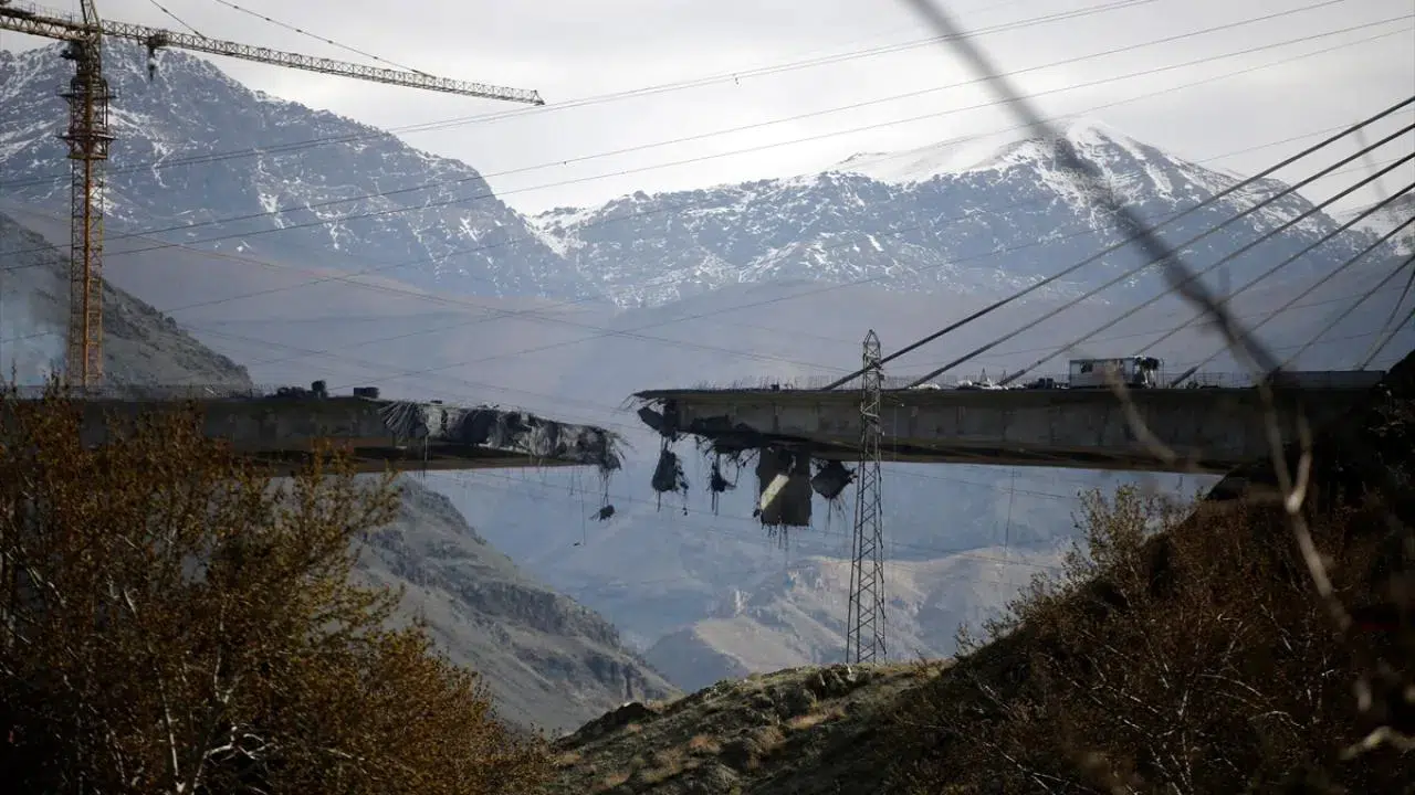 İran’da dehşet gecesi: Tehdit gerçeğe döndü! Demir…