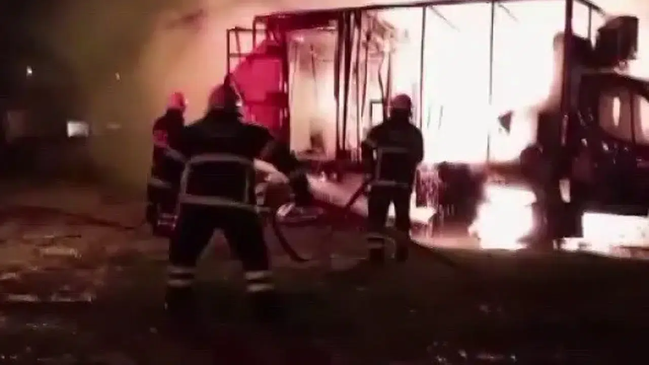 Sağlık ocağı savaş alanına döndü! Gece çıkan yangın ortalığı kül etti