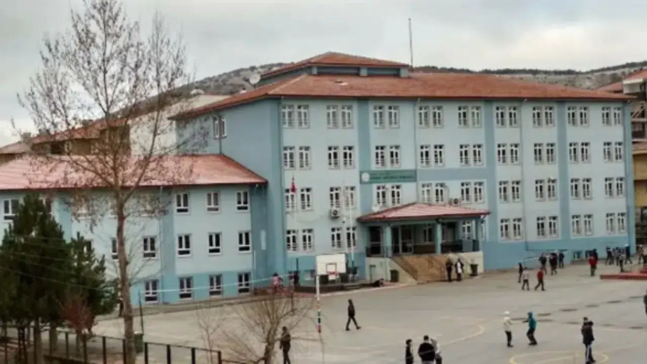 Bozüyük’te bir ortaokulun tuvaletinde kurusıkı tabanca ve tehdit notu bulundu!