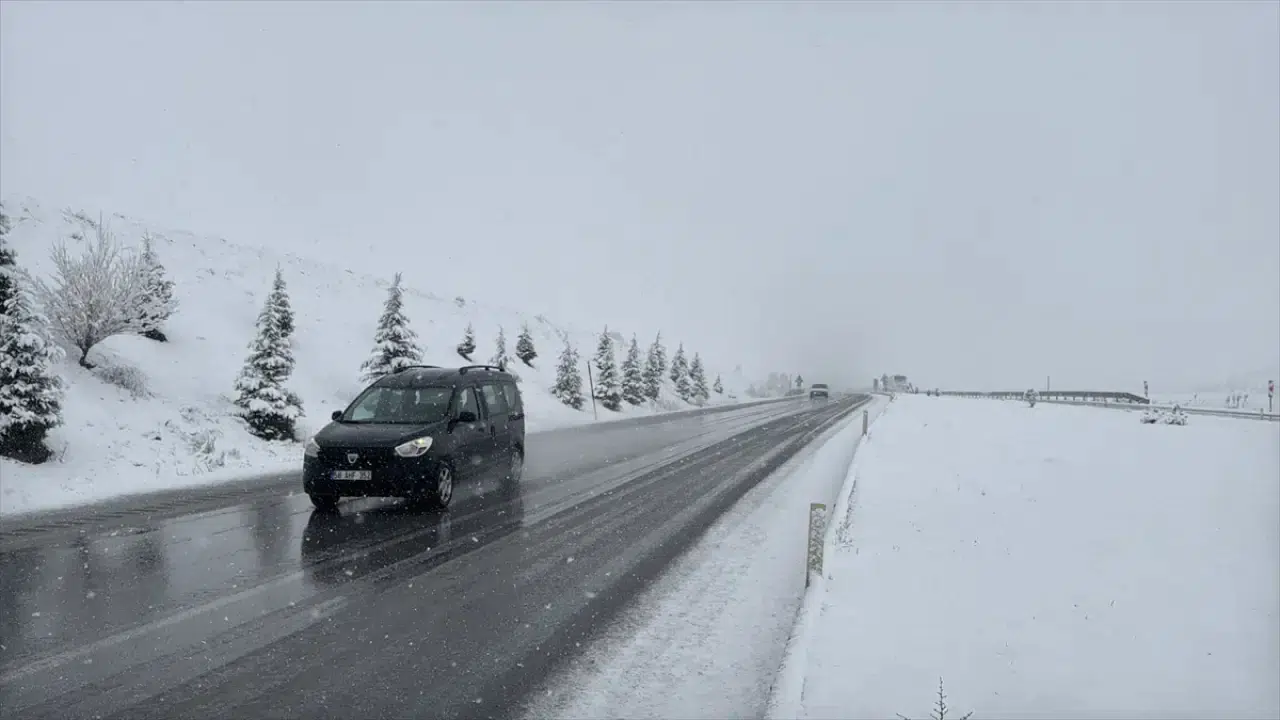 Sürücüler dikkat! Sivas-Tokat karayolunda kar kalınlığı 30 santimetreyi buldu