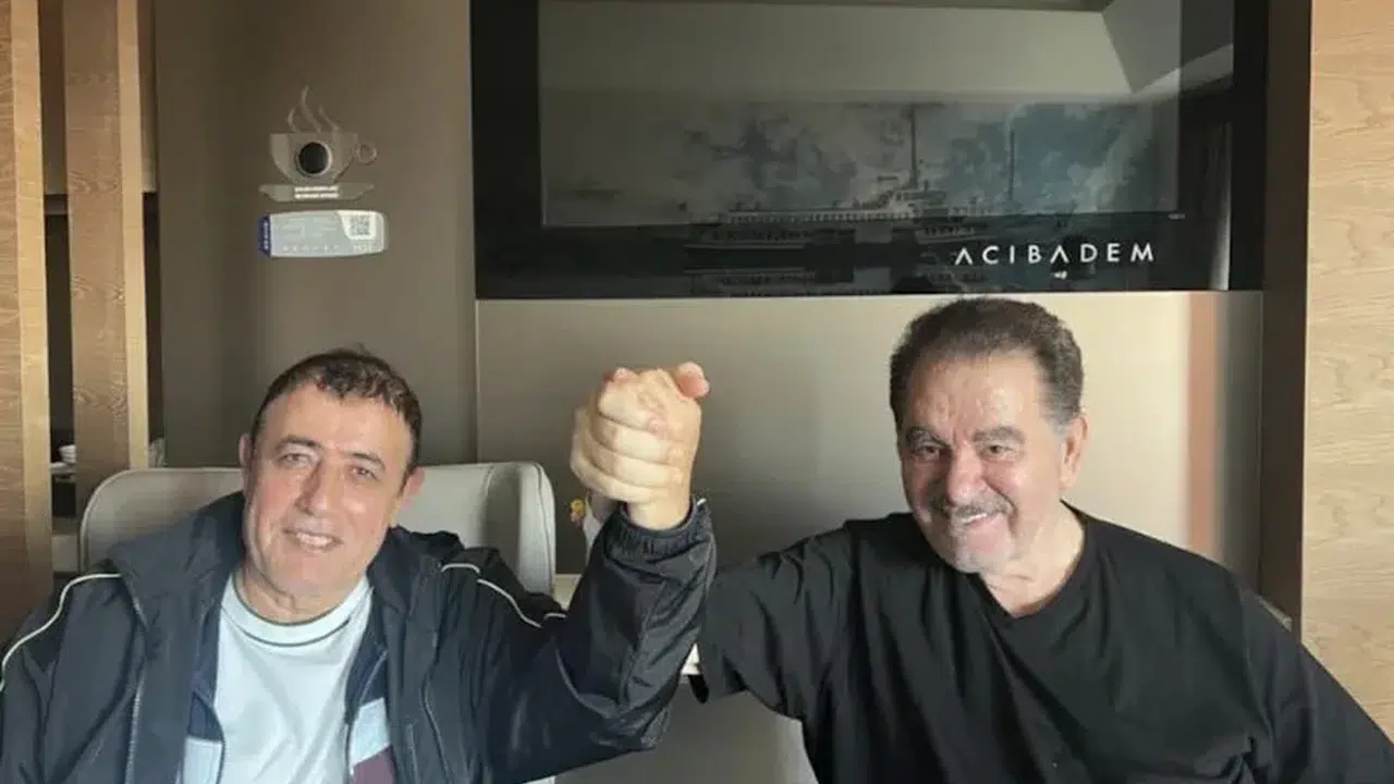 Yoğun bakım sonrası ilk fotoğraf! Mahmut Tuncer İmparator’un elini bir an olsun bırakmadı