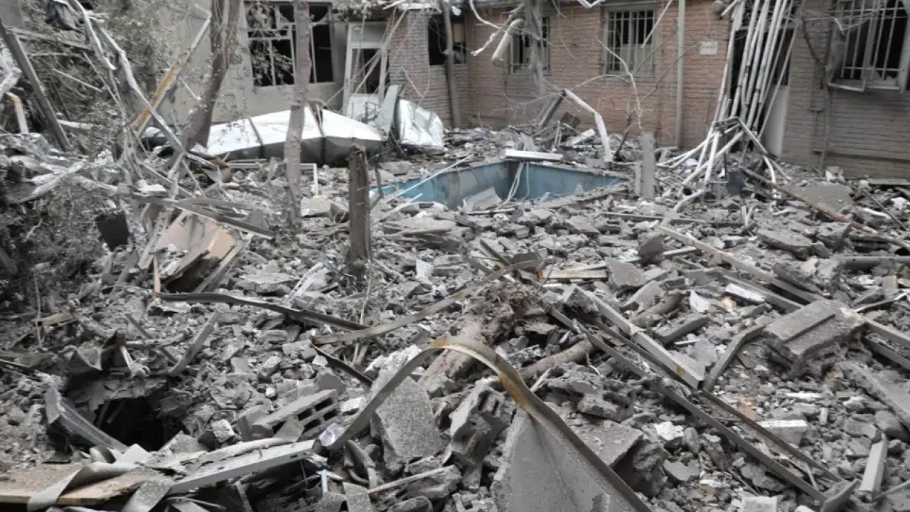 100 yıllık tarih yerle bir oldu! Tahran'ın kalbindeki dev araştırma merkezine saldırı