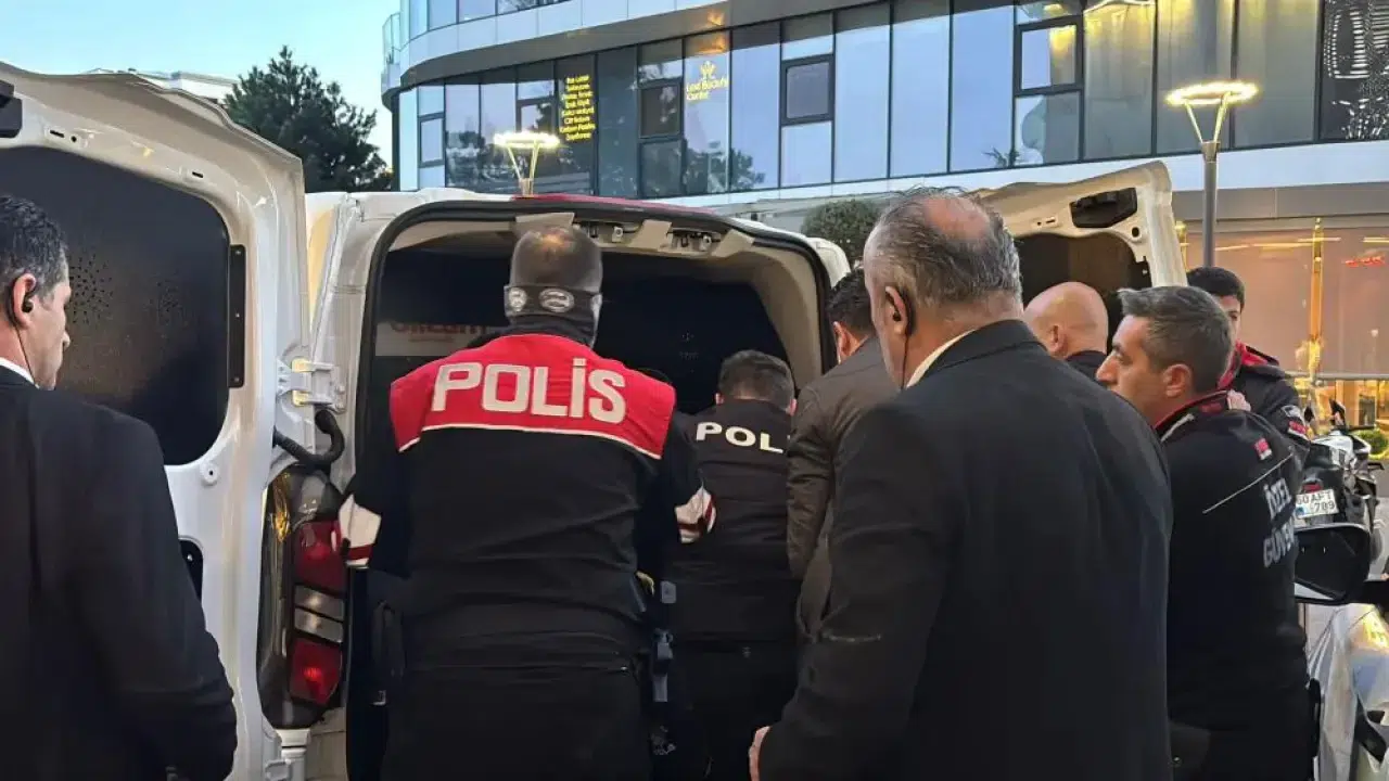Bolu'da AVM'de taşkınlık çıkaran şahıs polise direndi!